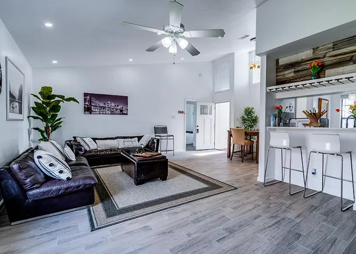 Pet-friendly With Fenced Yard! Hotel