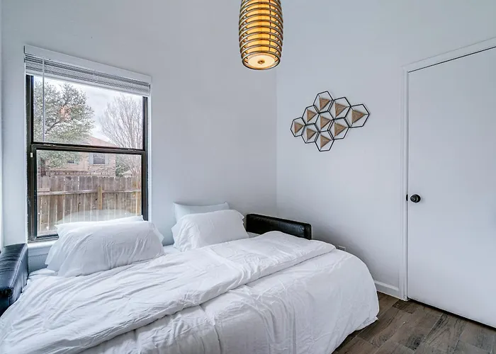 Pet-friendly With Fenced Yard! 3*
