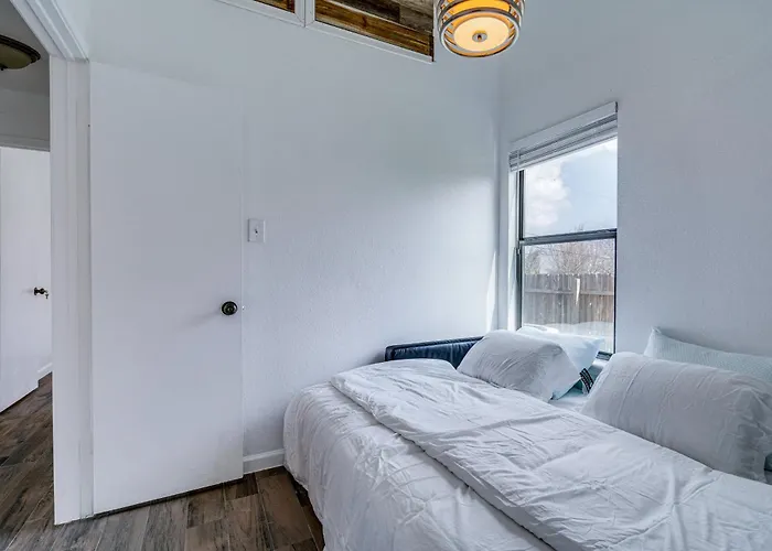 Pet-friendly With Fenced Yard! Hotel